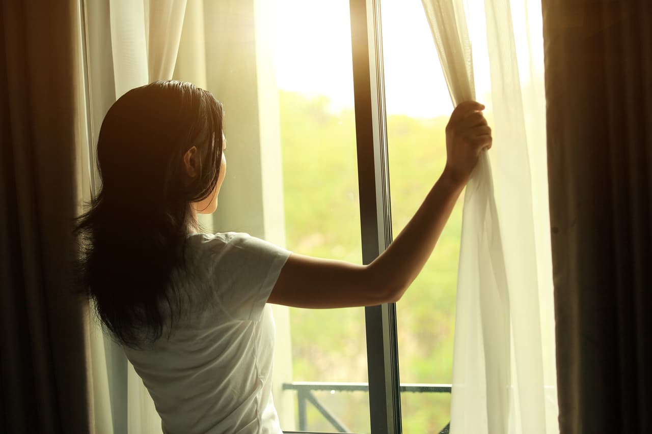 Cierra las cortinas de tu casa más temprano. De este modo tu cerebro empezará a mentalizarse que ya se acerca la hora de ir a la cama.
<br>
