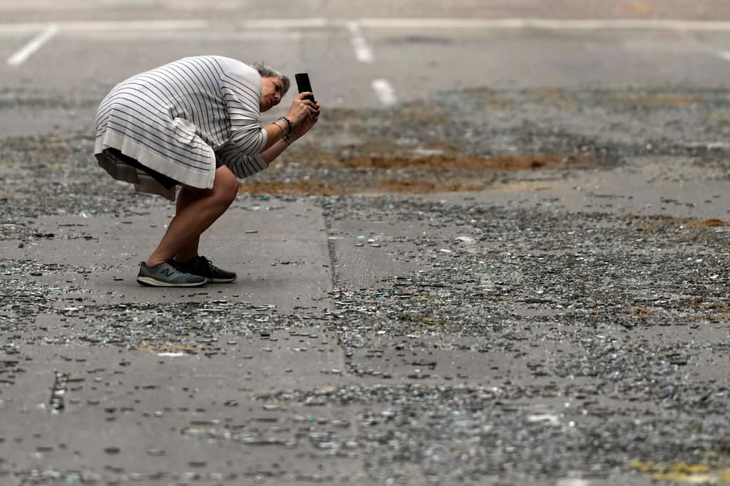 Con precaución, Cherly Herpich tomó fotos de un rascacielos en el centro de Houston cuyas 
<b>ventanas reventaron</b> 
<b><a href="https://www.univision.com/local/houston-kxln/juez-condado-harris-lina-hidalgo-estragos-tormentas" target="_blank">durante la tormenta</a></b>.