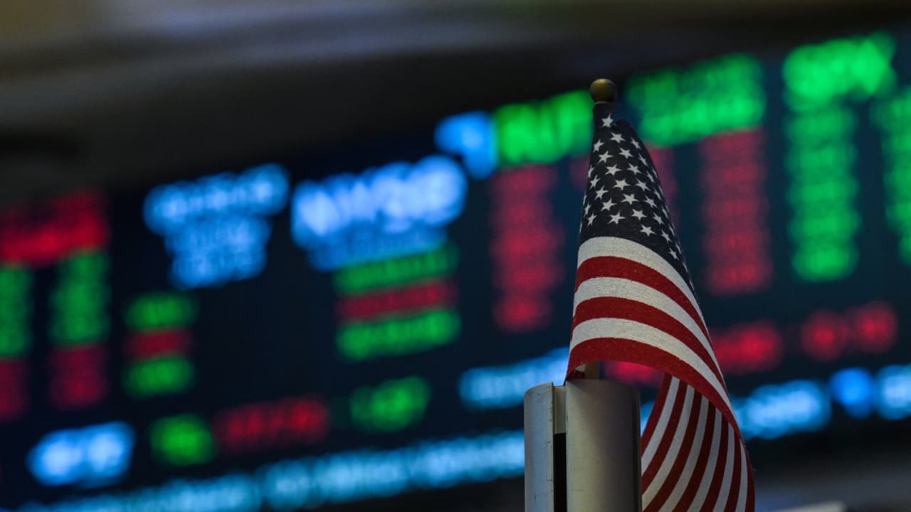 Wall Street cae tras aumento de aranceles de Trump a Canadá: pasaron del 25% al 35%