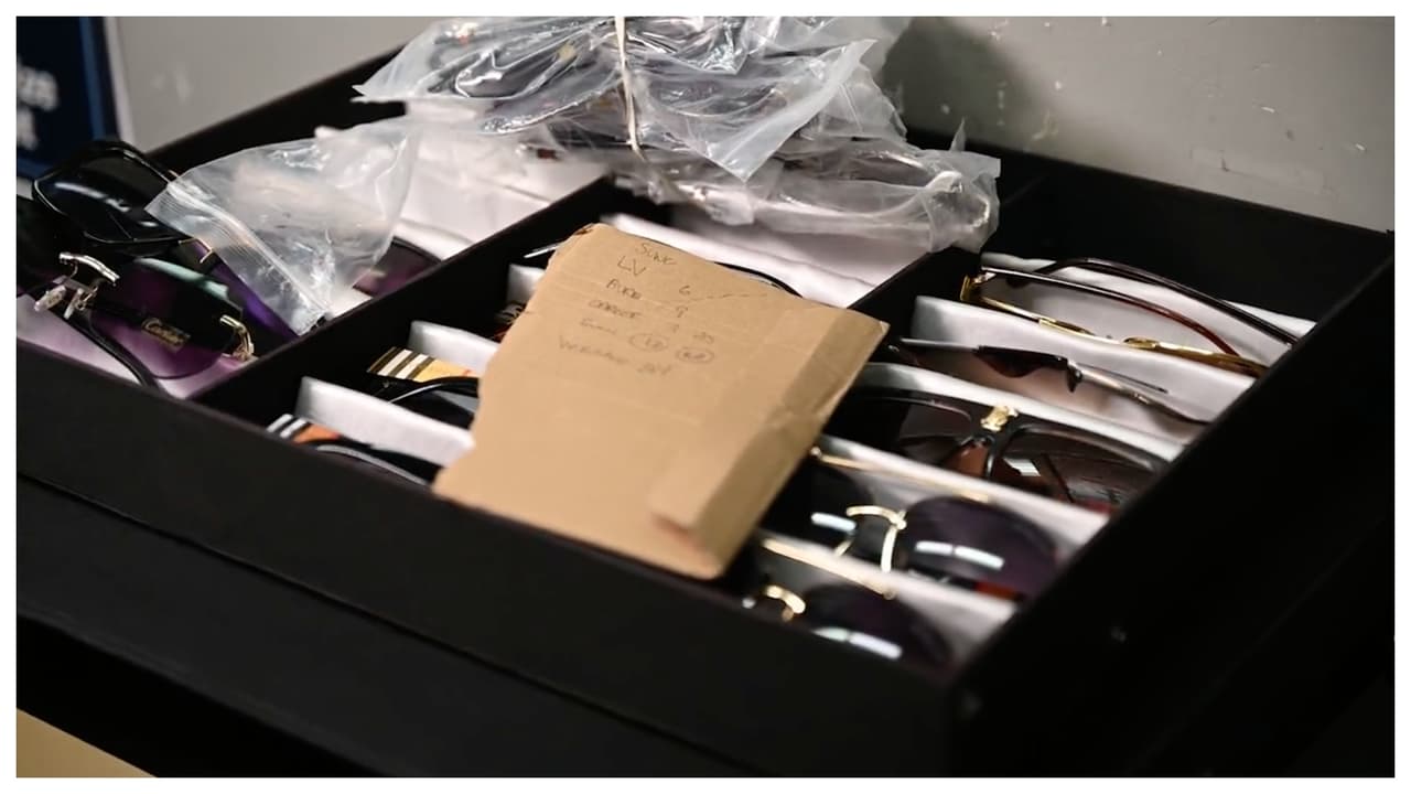 El motín de 
<b>mercancía falsa incluía también lentes para el sol, </b>de marcas como Louis Vuitton, y otros diseñadores exclusivos.