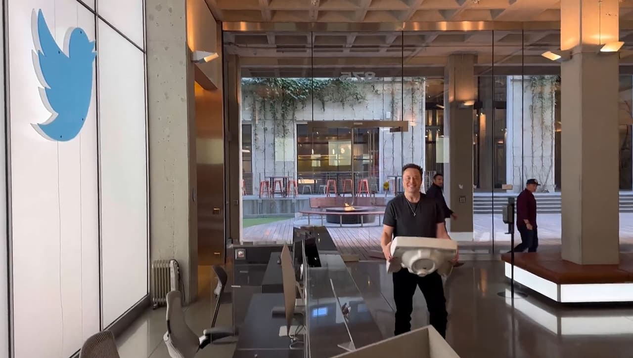 <b><a href="https://www.univision.com/noticias/estados-unidos/elon-musk-toma-control-twitter-despide-ejecutivos">Elon Musk asume el control de Twitter </a></b>
<br>
<br>Elon Musk tomó el control de Twitter el 27 de octubre tras cerrar su acuerdo de $44,000 millones para hacerse cargo de la compañía y una de sus primeras acciones fue despedir varios altos ejecutivos. "El pájaro es libre", tuiteó Musk, de 51 años, quien además intentó tranquilizar a los anunciantes de la compañía, señalando que adquiríala plataforma para ayudar a la humanidad y no para convertirla en un “infierno anárquico”.
<br>