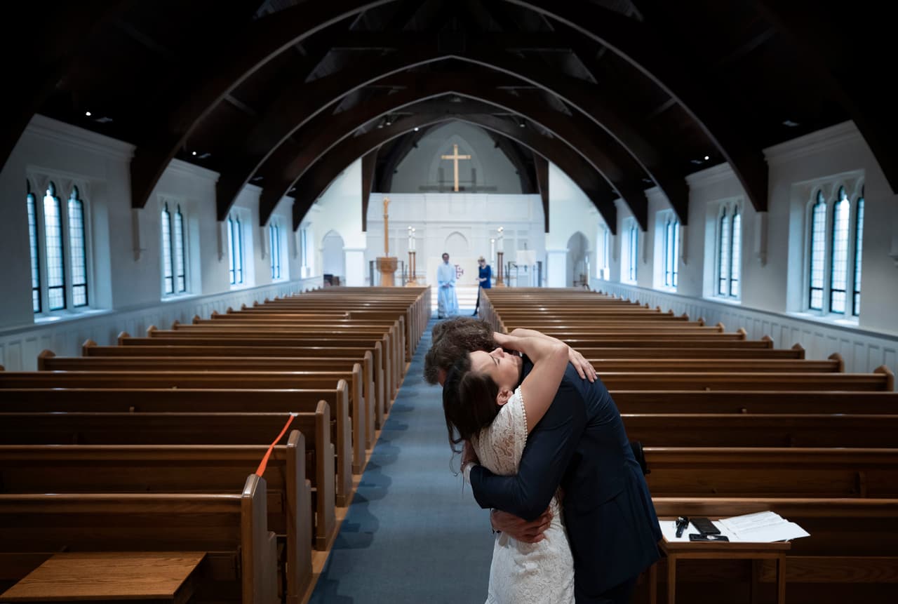 <b>Eventos sociales en solitario (18 de abril). </b>Tyler y Caryn Suiters se abrazan después de casarse en Arlington, Virginia. El reverendo Andrew Merrow y su esposa, Cameron, fueron los únicos asistentes a la ceremonia debido a las pautas de distanciamiento social. 
<a href="https://www.univision.com/noticias/salud/no-podemos-evitar-que-la-vida-continue-con-mascarillas-y-distancia-se-dan-el-si-las-parejas-en-las-vegas-fotos-fotos"><u>Vea aquí las bodas con precaución ante el coronavirus en Las Vegas.</u></a>
<br>