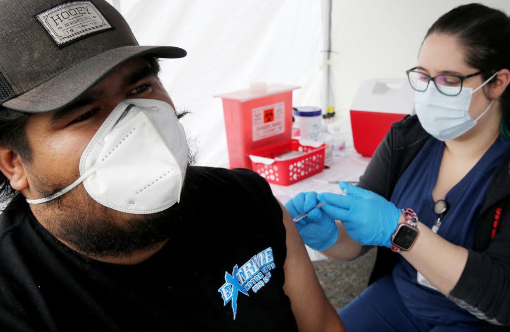 ¿Tiene un chip?, ¿causa infertilidad?: 10 mitos comunes sobre la vacuna contra el coronavirus