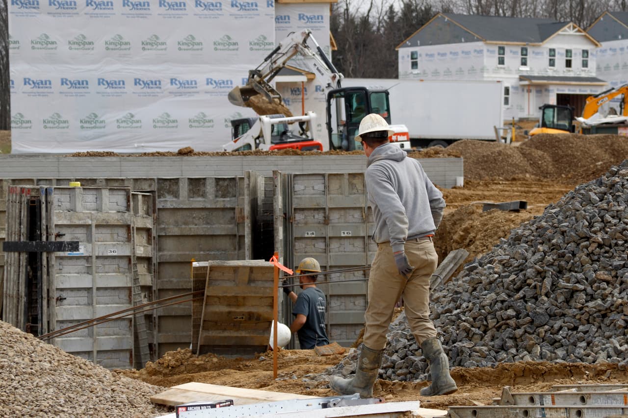 La construcción de una vivienda en Zelienople, Pensilvania, 18 marzo de 2020. (AP Photo/Keith Srakocic)