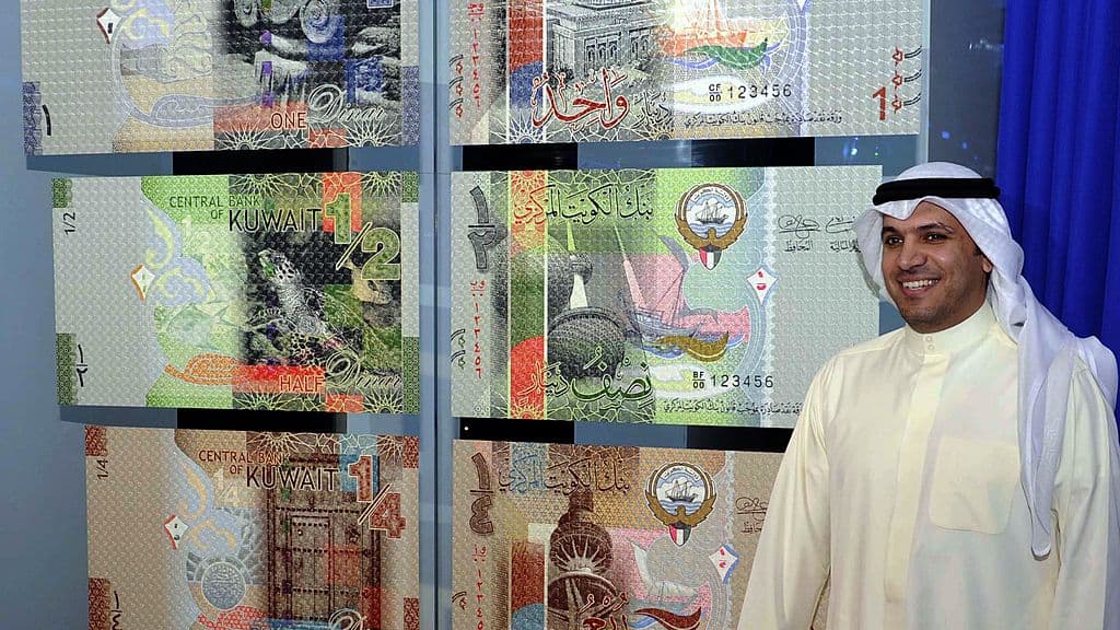 <b>Lugar 1.</b> Dinar kuwaití.
<br>
<br>El pequeño país de la punta norte del Golfo Pérsico, cuenta con la moneda más robusta gracias a su gran producción de petróleo. La economía del país es muy rica por la cantidad de reservas de petróleo crudo que tiene: aproximadamente 102.000 millones de barriles, o el 6% de las reservas mundiales. Al día de la publicación de esta información, un dinar kuwaití 
<b>se vendía en 3.25 dólares</b>.