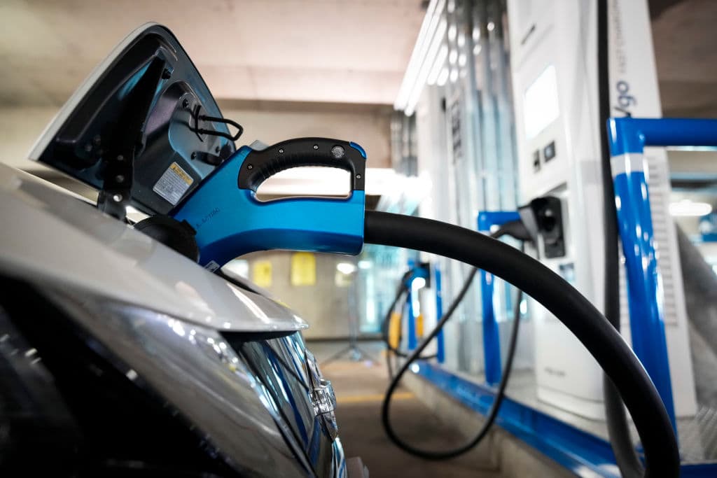 Vehísulos eléctricos cargándose en Washington DC, en una demostración de la Casa Blanca el 22 de abril de 2021.