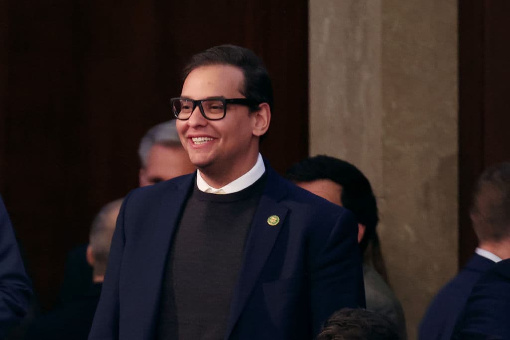 Más mentiras de George Santos: registros de inmigración demuestran que su madre no estuvo en Nueva York el 11-S