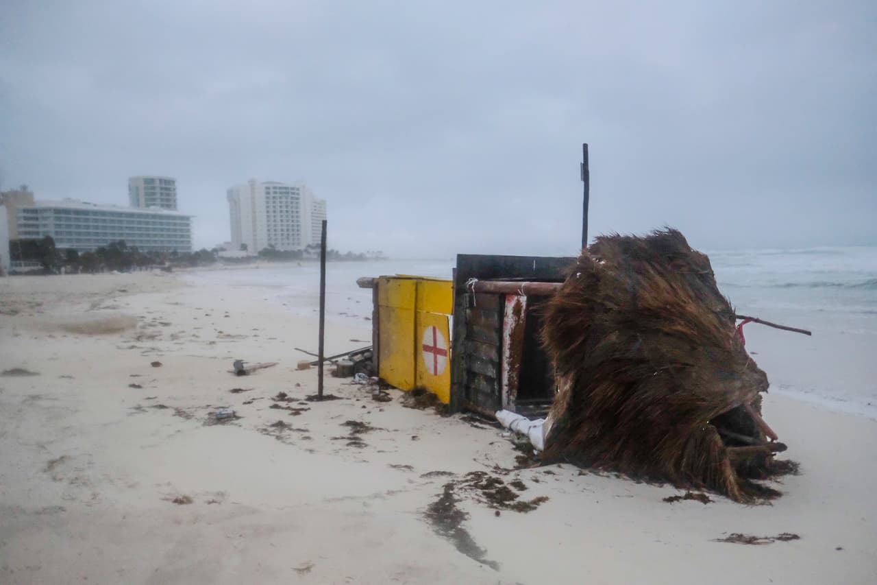 Una torre de salvavidas derribada en una playa de Cancún, México, este miércoles. El ojo del huracán Delta arribó con fuerza de categoría 2, derribando árboles y dejando sin electricidad a varios centros turísticos a lo largo de la costa noreste de la Península de Yucatán.