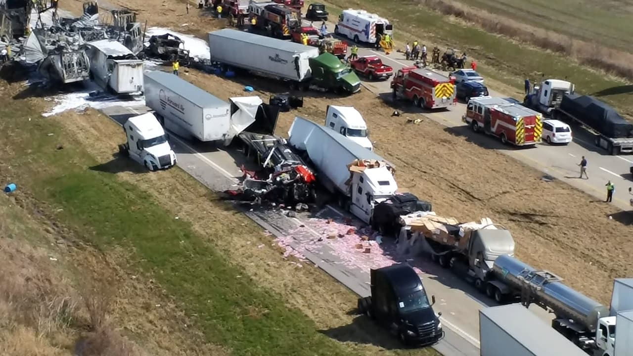El accidente ocurrió en horas de la mañana en ambos lados de la Interestatal-57 cerca de Charleston, Missouri. Algunos vehículos se incendiaron, dejando varios heridos y cinco muertos. Más noticias 
<a href="https://www.univision.com/noticias" target="_blank">aquí</a>.