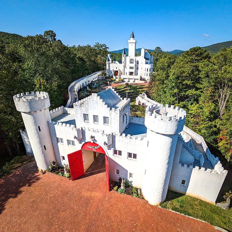 <b>Evento</b>: CastleFaire: Winter Renaissance Festival
<br>
<b>Fecha</b>: 12 al 14 de enero de 2024
<br>
<b>Lugar</b>: Uhuburg. 517 Ridge Rd. Helen, GA
<br>
<b>Sitio web</b>: 
<a href="https://www.uhuburg.com/events-1">https://www.uhuburg.com/events-1</a> 
<br>
<br>La feria de invierno del castillo Uhuburg en Helen contará con mercado de artesanía, presentaciones, búsquedas interactivas y más.