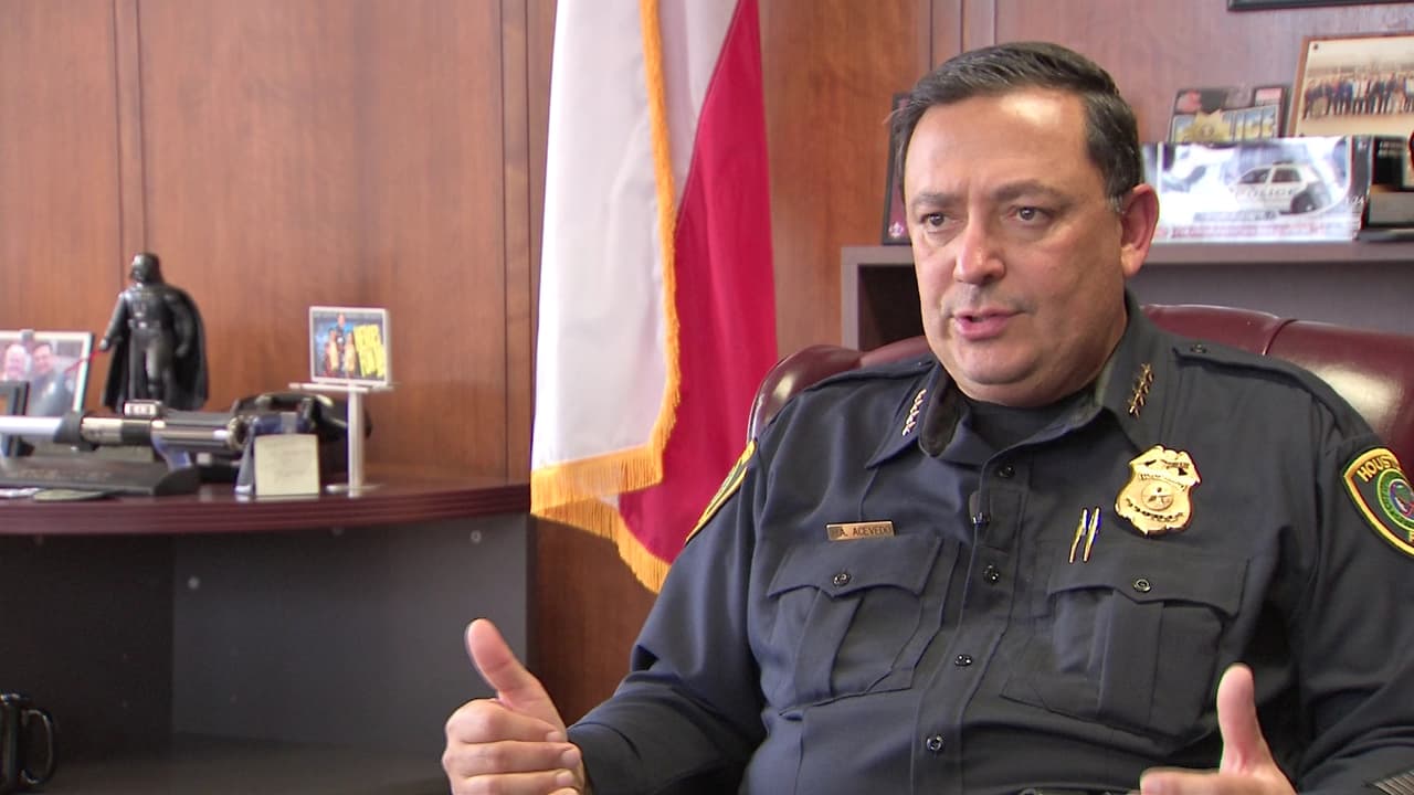 <b>Arturo Acevedo. </b>EL jefe de Policía de Houston testificó en contra de la medida SB4 cuando esta fue votada por el Comité de Asuntos Estatales y afirmó que esta “afectaría de forma negativa y que disminuiría el nivel de confianza y cooperación que existe entre las policías locales y las comunidades de inmigrantes”.