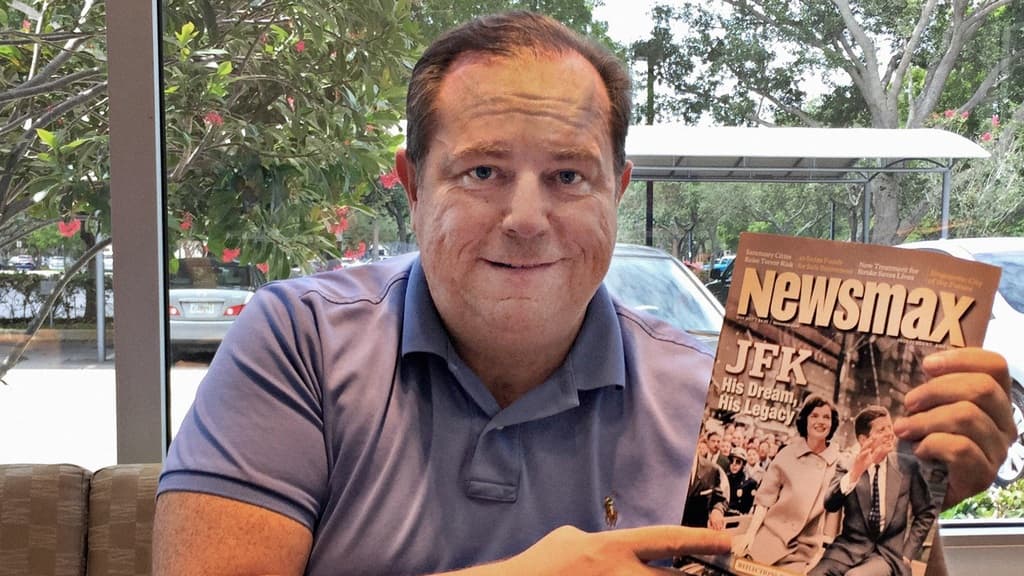 Este es Chris Ruddy, el amigo de Trump dueño de un canal de TV conservador que quiere llevar al presidente al centro