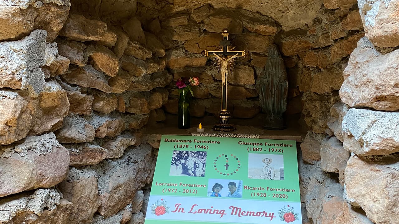 También construyó una pequeña capilla. En el sitio se puede leer los nombres de 
<b>quienes continuaron con la obra de Forestiere,</b> (su hermano y dos sobrinos). Ellos se encargaron de dar a conocer su legado mediante el museo Forestiere Underground Gardens.