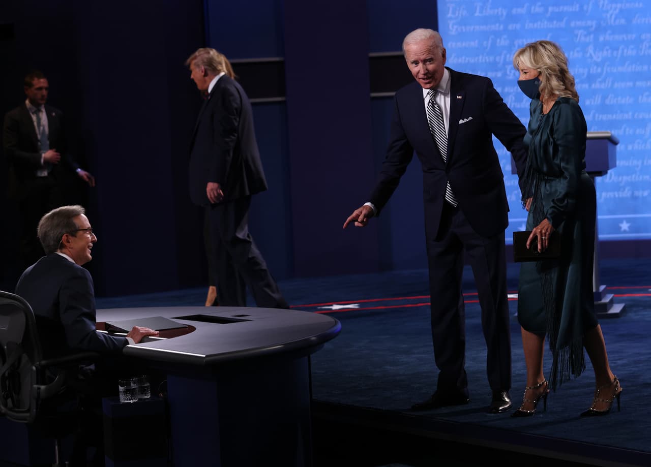 <b>El caótico primer debate presidencial entre Biden y Trump (29 de septiembre):</b> Las esposas de los candidatos suben al escenario al finalizar el primer careo entre los aspirantes a la presidencia. El encuentro se caracterizó por las interrupciones (especialmente las de Trump). Dos días después el presidente anunció que tenía covid-19 y fue hospitalizado.