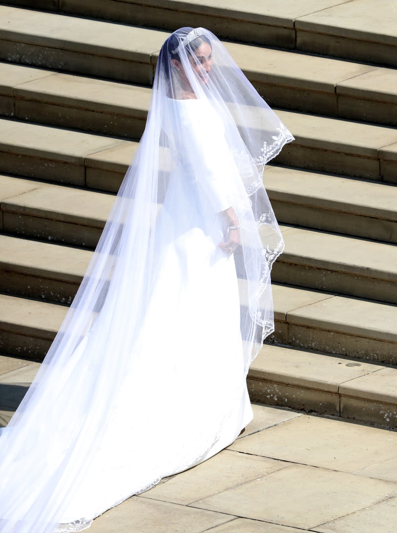 <b>19 de mayo, 2018</b>
<br>El toque distintivo del atuendo lo dio un larguísimo velo bordado con las flores de las 53 colonias de la Commonwealth y la tiara de diamantes de la reina María.