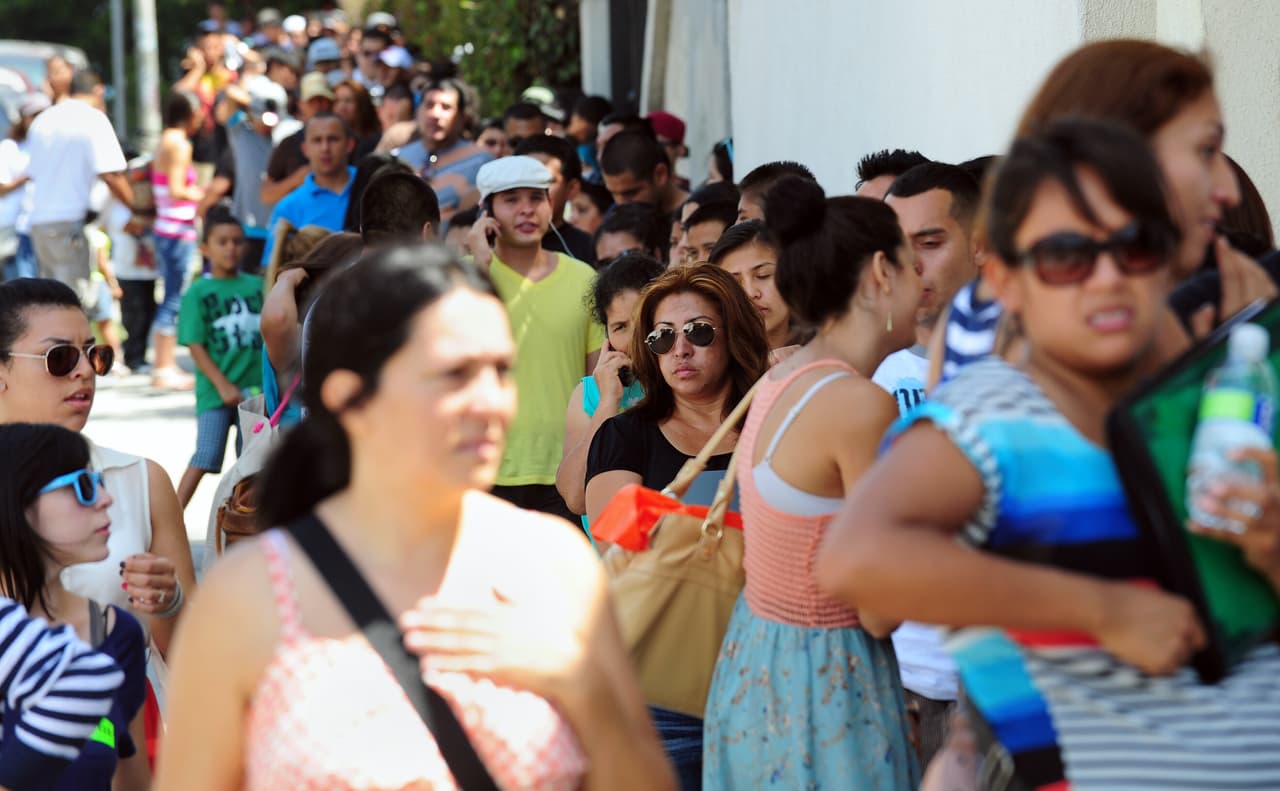 <b>2012 |</b> El 15 de agosto de 2012 se abrió el plazo para solicitar DACA, lo que creó grandes filas de jóvenes con sus familias en centros como CHIRLA, en Los Ángeles, para tramitar la documentación.