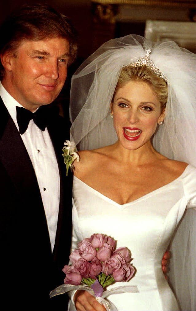 Donald Trump y su exesposa Marla Maples se casaron, después de seis años de relación, el 21 de diciembre de 1993. La celebración privada se llevó a cabo en el Trump's Plaza Hotel en Nueva York.