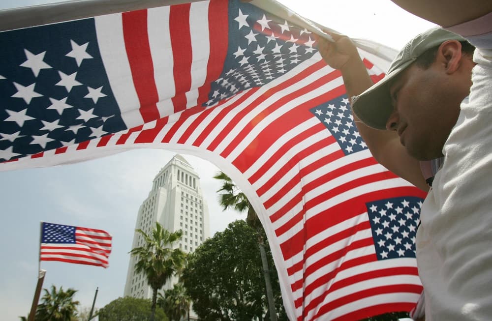 <b>Se calcula que en 2060 los hispanos en EEUU serán 119 millones de personas.</b> Actualmente, según las proyecciones del Censo a julio de 2018, en California viven casi 40 millones de personas de origen hispano, mientras que en el condado de Fresno, el 54% de su población es hispana.
<br>En California viven unos 15 millones de latinos, y por eso 
<b><a href="https://www.univision.com/local/fresno-kftv/la-bandera-mexicana-ondeo-en-el-palacio-municipal-de-fresno-video">la ciudad de Fresno hizo mención a este mes conmemorativo.</a></b>