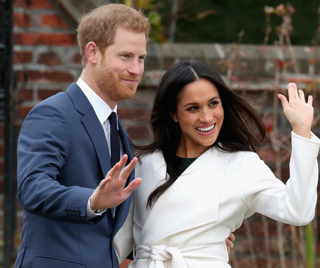 Ella es actriz, divorciada y biracial. Algo impensable para ser la mujer de un miembro de la casa real inglesa hace unos años. Pero el príncipe Harry siempre ha tenido claras sus posturas y, consciente de que tiene mucha menos presión sobre sus hombros que su hermano William, ha decidido casarse con Meghan Markle a pesar de que no cumpla con las viejas exigencias de la casa de Windsor.