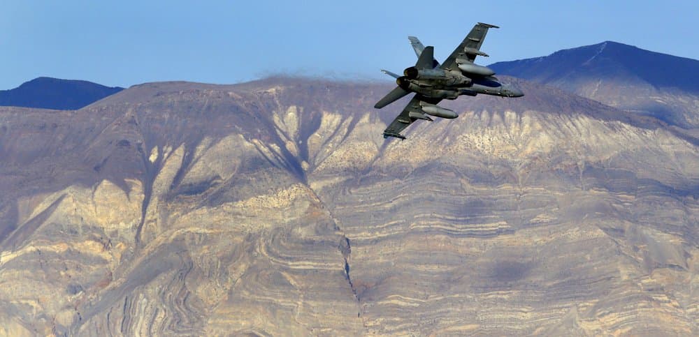 "Se vio como una bomba": un avión de combate de la Marina se estrella durante entrenamiento en California