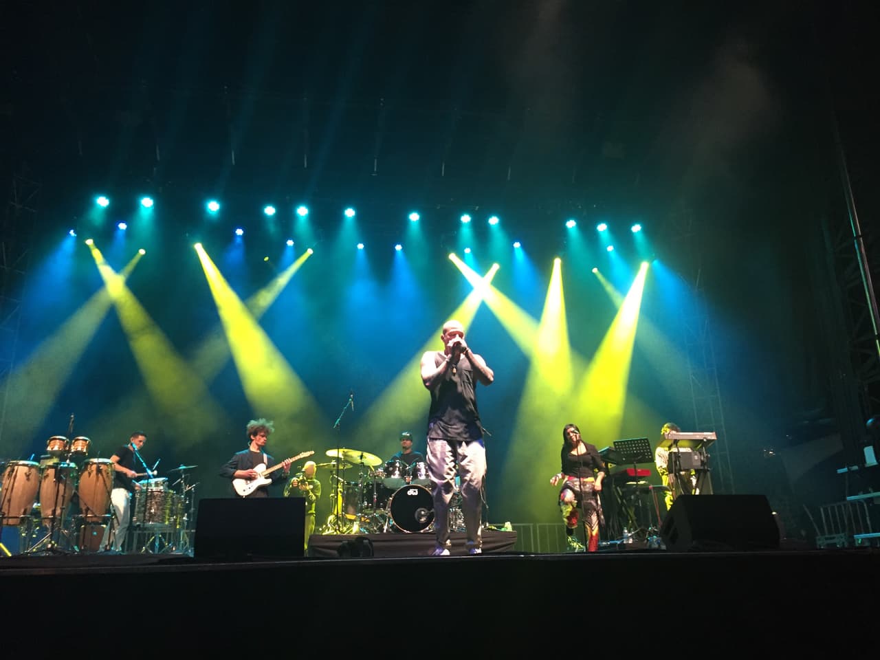 Los músicos que forman parte de la nueva banda de Residente provienen de Argentina, Marruecos, Alemania, Estados Unidos y Puerto Rico. Durante los ensayos, Residente nos presentó a su banda a través de Facebook Live para Uforia Music, 
<a href="http://https://www.facebook.com/uforiamusic/videos/10154241160367750/">mira el video aquí</a>.