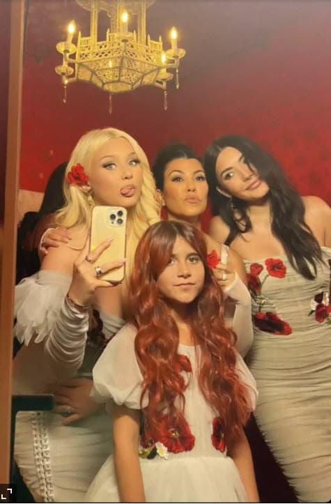 Penelope Disick, por parte de Kourtney Kardashian; y Alabama Barker y su hijastra Atiana De La Hoya, de parte de Travis Barker. 
<br>