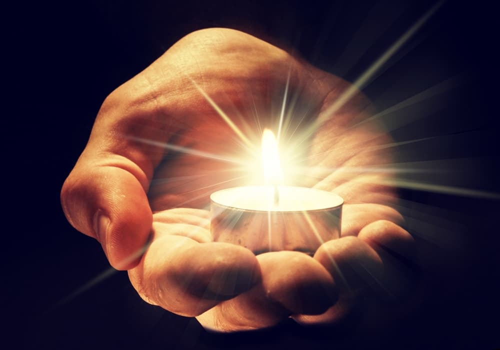 Antes que nada, al usar una vela usualmente se suele consagrarla. Esto es, decir en voz alta para qué fin u objetivo específico la estaremos usando o quemando. Ya así podremos interpretar su llama y ver qué conseguimos.