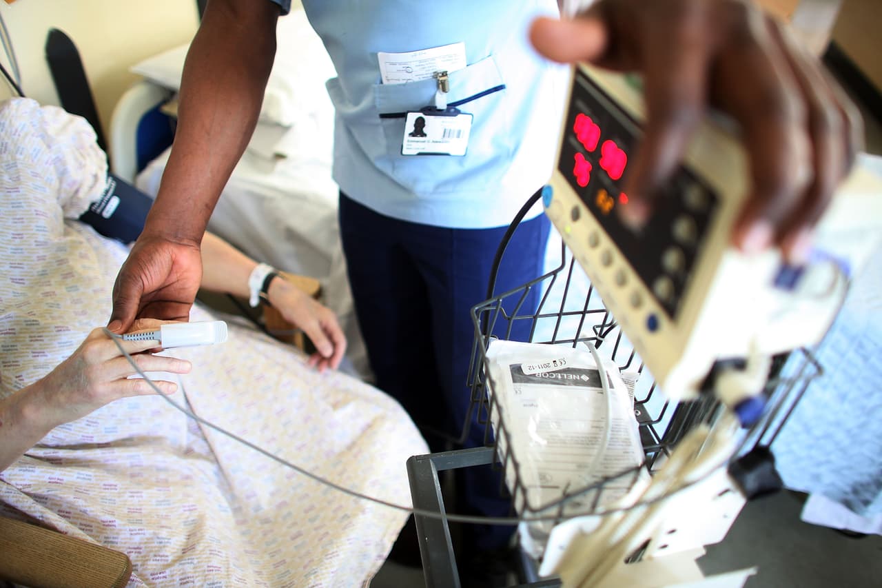 <b>Puesto 5. Enfermero/a especializado. </b>Salario promedio: 107,030 dólares. Tasa de desempleo: 1.2%. Tienen mucho en común con los médicos, pero no van a la escuela de medicina, son enfermeros con estudios adicionales con los que se especializan en diferentes áreas de la salud. Se espera que este oficio aumente un 28% para 2028.