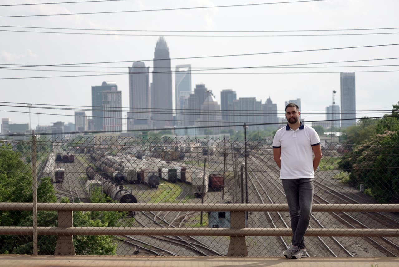 Fernando Hermida posa para una foto contra el horizonte de Charlotte, Carolina del Norte, el 26 de mayo de 2024.