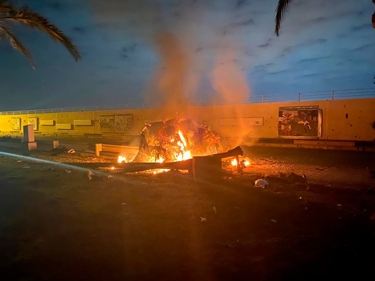 Esta foto publicada en los medios oficiales de Irak muestra un vehículo en llamas en el aeropuerto de Bagdad, después del ataque aéreo estadounidense. La Casa Blanca dijo en un tuit que Soleimani, el militar de mayor rango en Irán, dirigía a la Fuerza Quds, responsables de las campañas iraníes en el extranjero. "Estaba desarrollando activamente planes para atacar a diplomáticos y militares estadounidenses en Irak y en toda la región", continuó la declaración oficial en la red social.