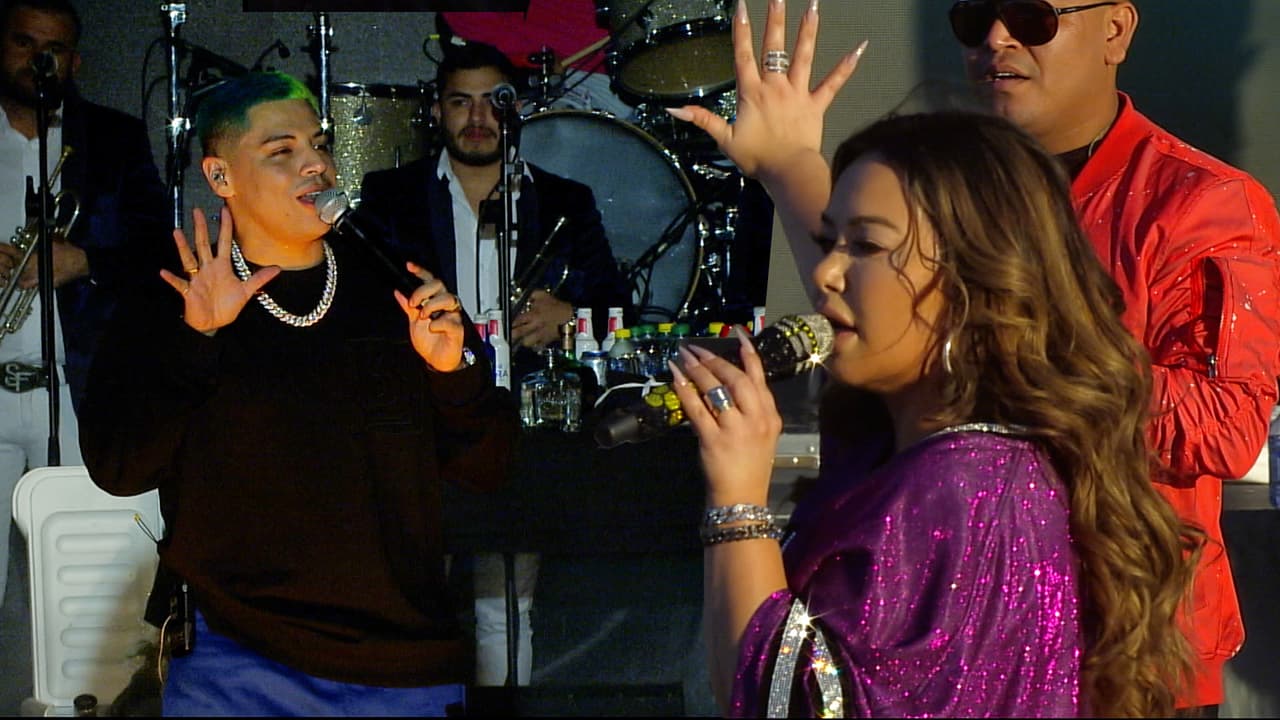 "Se desmayó, que le ayuden por favor": Chiquis y Grupo Firme detienen sus presentaciones para asegurarse que sus fans estén seguros