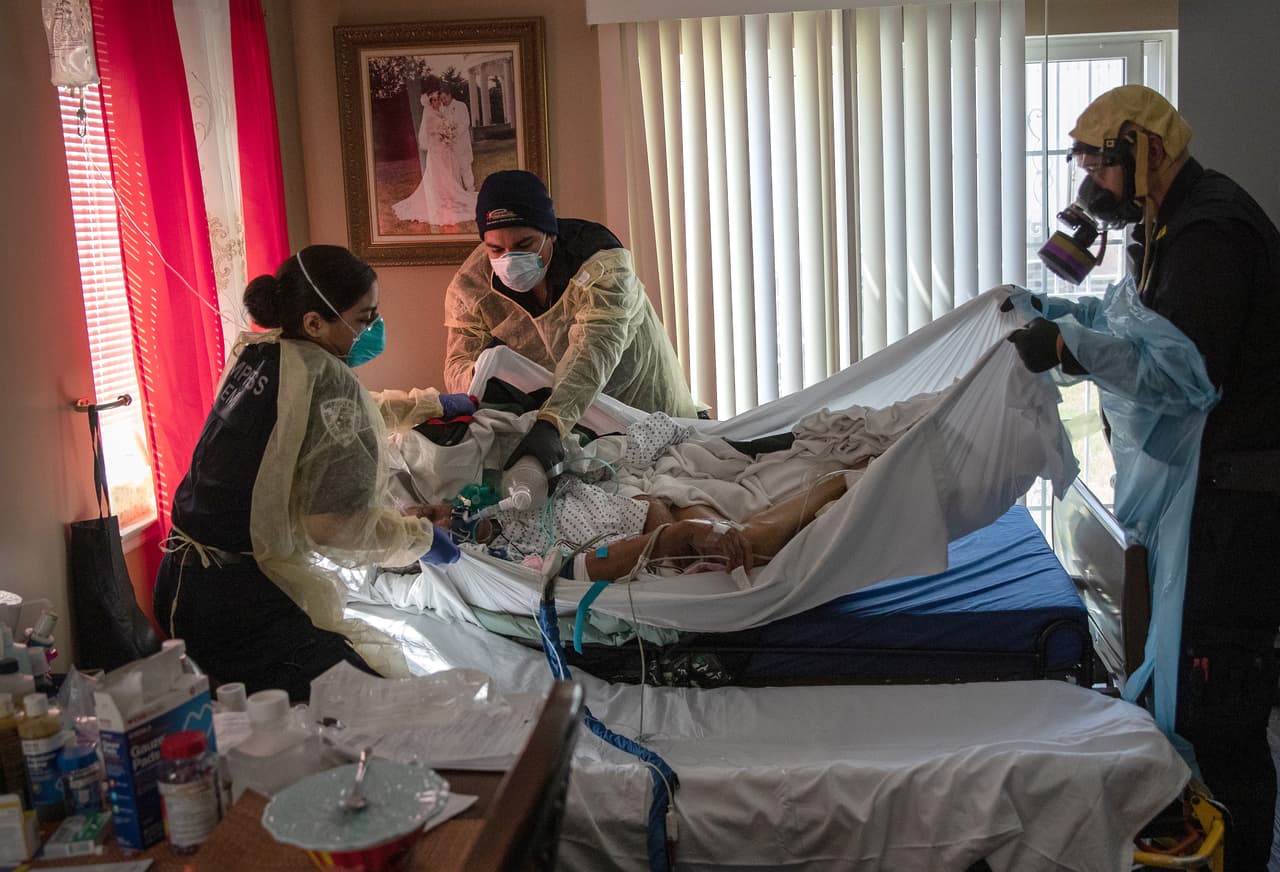 Michelle Melo y Carlos Cabrera, técnicos de emergencias médicas, asisten al capitán AJ Briones, paramédico. La gravedad de los síntomas del paciente hizo que decidieran trasladarlo a un hospital.