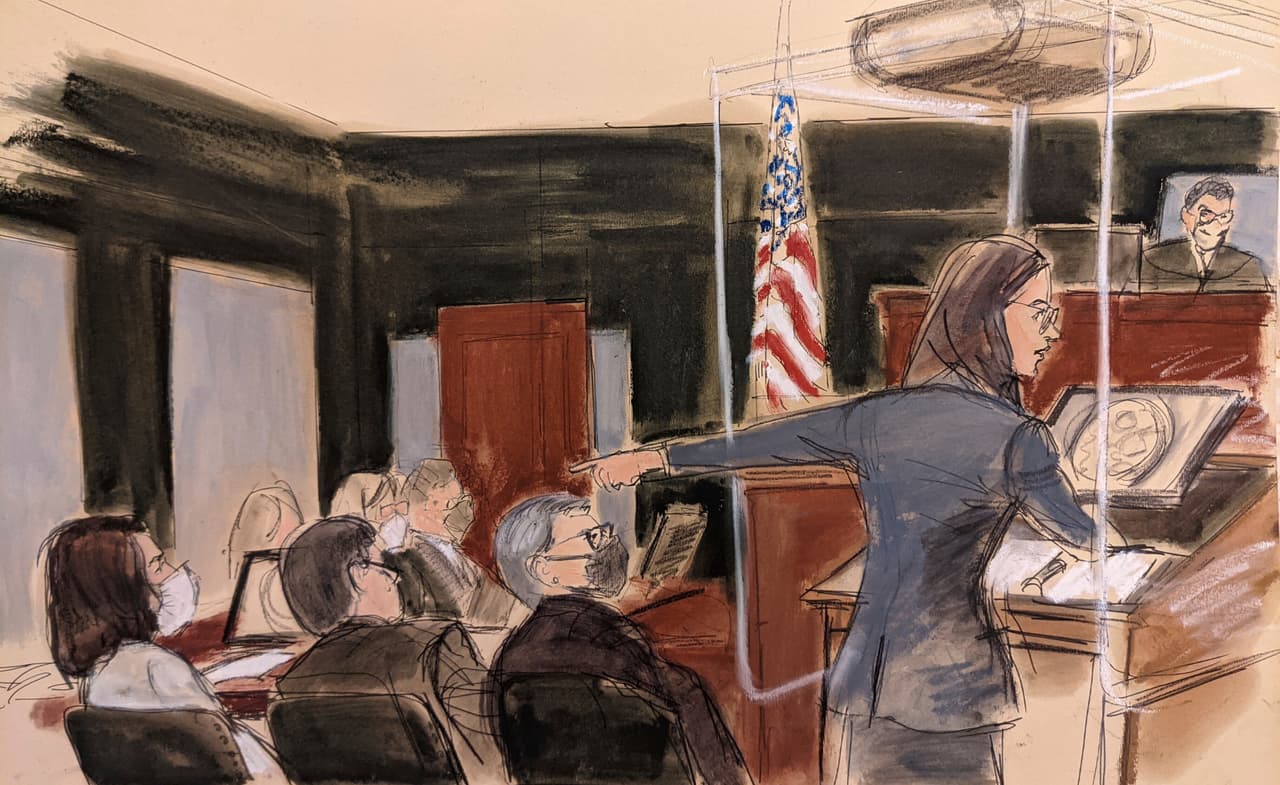 La fiscal federal adjunta Lara Pomerantz, que aparece de pie en este dibujo de la corte, dijo al comienzo del juicio por tráfico sexual de Maxwell que la heredera británica y Epstein incitaron a niñas de 14 años a participar en "supuestos masajes" en los que el 
<a href="https://www.univision.com/temas/abuso-sexual">abuso sexual</a> llegó a ser visto como "casual y normal", después de que las víctimas vulnerables recibieran una lluvia de dinero y regalos.