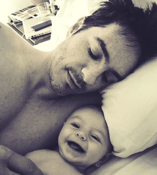 <b>Aisliin </b>también felicitó a su esposo
<b> Mauricio Ochmann </b>con esta dulce fotografía y emotivas palabras: "Este hombre me ha dado las lecciones más grandes sobre cómo ser el mejor ejemplo para un hijo. Lo que más admiro de él es su integridad como ser humano, su paternidad y el esposo que es, porque me enseña todos los días con su ejemplo que si no hay integridad, equilibrio, amor y contención por uno mismo no hay manera de poder darle eso mismo a un hijo. Gracias 
<a href="https://www.instagram.com/mauochmann/">@mauochmann</a>por existir en nuestras vidas y ser el mejor papá. ¡Te amo!"