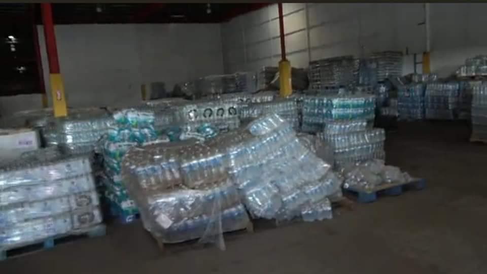 Sin embargo 
<a href="https://www.univision.com/local/puerto-rico-wlii/gobernadora-de-puerto-rico-despide-a-carlos-acevedo-tras-escandalo-de-presunto-desperdicio-de-suministros">la gobernadora Wanda Vázquez tras el incidente despidió al comisionado del NMEAD</a> Carlos Acevedo.