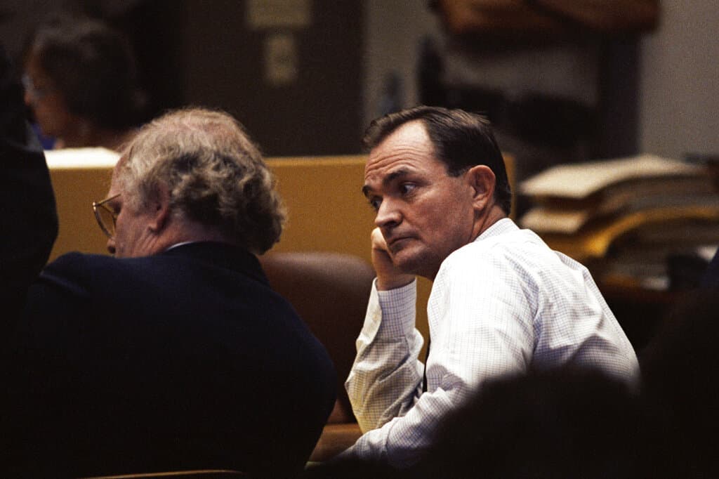 <b>Randy Steven Kraft</b> atría hombres jóvenes a los cuales embriagaba para después torturarlos hasta terminar con sus vidas. Causó pánico con sus terribles crímenes en el sur de California entre 1972 y 1983.
<br>
<br>Fue detenido durante un control de tráfico por manejar de manera errática, al inspeccionar el vehículo descubrieron el cuerpo de Terry Lee Gambre, quien había sido estrangulado con su propio cinturón.
<br>
<br>
<b><a href="https://www.univision.com/local/los-angeles-kmex/cinco-desapariciones-y-una-mujer-olvidada-casos-que-terminan-el-ano-sin-resolverse">Fue acusado de cometer 16 asesinatos</a></b>, aunque se cree que el número de víctimas pudiera ser más alto, y condenado a la pena de muerte. Actualmente espera su ejecución en la prisión estatal de San Quentin.