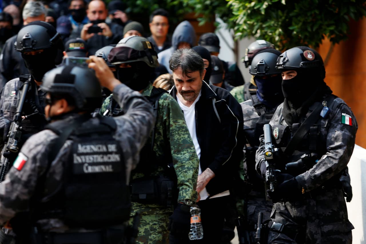 Otro que testificaría contra 'El Chapo' sería 
<a href="https://www.univision.com/noticias/america-latina/detienen-a-el-licenciado-lider-del-cartel-de-sinaloa-considerado-el-sucesor-de-el-chapo-guzman"><u>Dámaso López Núñez, alias 'El Licenciado'</u></a>, quien fue considerado su sucesor hasta que fue detenido y extraditado a EEUU. En la lista de testigos se encuentran antiguos socios, operadores y enemigos que han aceptado colaborar con las autoridades para reducir sus sentencias.