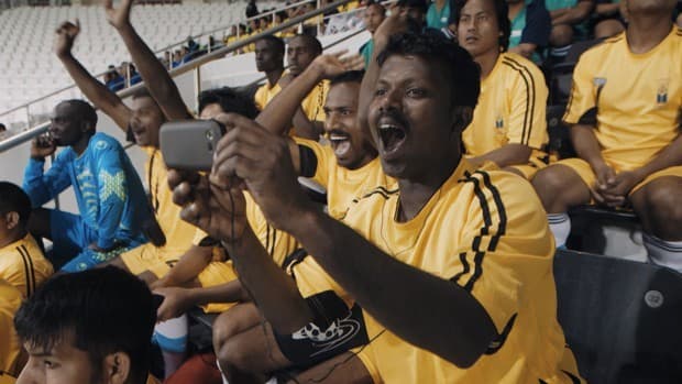 Umesh, un integrante indio del equipo, lanza vítores en el Estadio Al Sadd, en Doha.