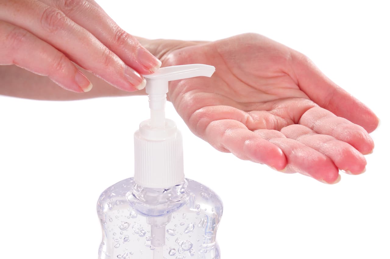 <b>No olvide la higiene personal.</b> Asegúrese de tener el abastecimiento para dos semanas de Jabón, desinfectante para manos, papel higiénico, pañuelos de papel, productos para el cuidado femenino y pañales. No olvide que según los CDC el lavado de manos regular y exhaustivo es una de las mejores y más fáciles formas de protegerse del coronavirus.
<br>