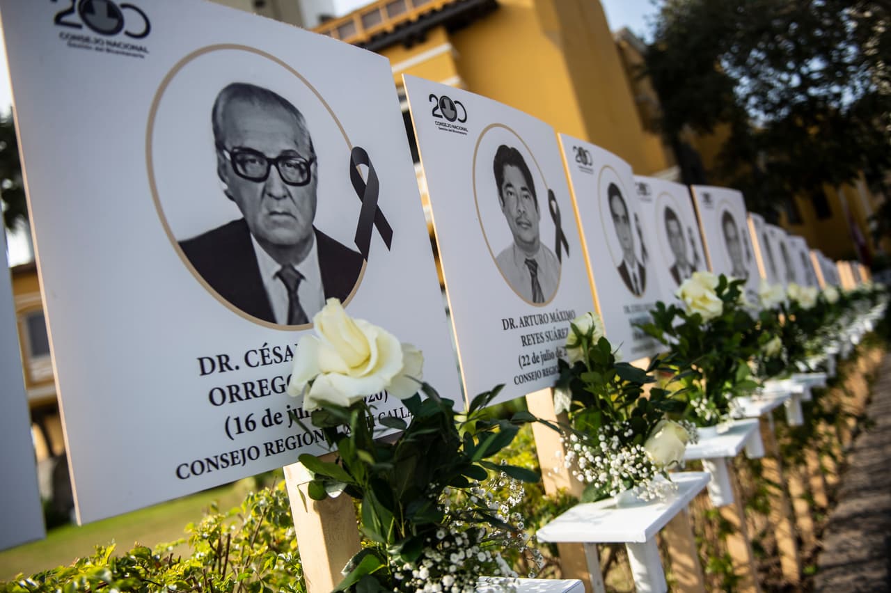 <b>Perú: 183 trabajadores de la salud muertos por covid-19. </b>Es el quinto país con más infectados, más de 600,000. En la fotografía los rostros de los 125 trabajadores médicos que murieron a consecuencia de la enfermedad hasta principios de agosto, expuestos en Lima.