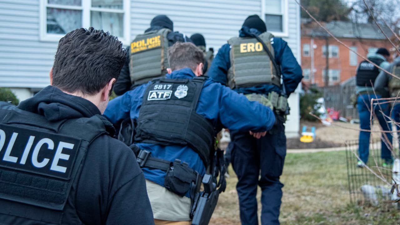ICE busca en Irvine a sospechoso de difundir información personal de sus agentes 