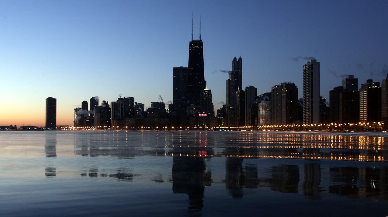 Miradores y arquitectura. Chicago es reconocida como la capital mundial de la arquitectura y un gran destino arquitectónico por la fuerte influencia de corrientes arquitectónicas y culturales que llegaron a la ciudad dejando huella en cada uno de sus edificios y construcciones. Si visitas la ciudad de los vientos, no olvides pasear entre sus edificios y rascacielos y disfrutar de una vista que te dejará sin aliento desde Museum Campus, paseo del Lago, Riverwalk y puentes en el centro.
