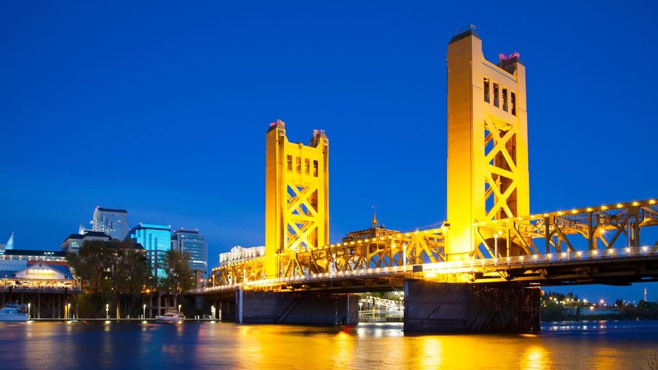 <b>Sacramento New Year’s Eve Rock the Yacht Cruise</b>
<br>Disfruta de una celebración única, un ambiente festivo y excelentes vistas de Sacramento y brinda por el Año Nuevo a bordo de un 
<a href="https://www.cityexperiences.com/sacramento/city-cruises/sacramento-new-years-eve-rock-the-yacht-cruise/" target="_blank">crucero sobre el Río Sacramento</a>.
<br>L Street Dock 
<br>31 de diciembre, 10:30 pm