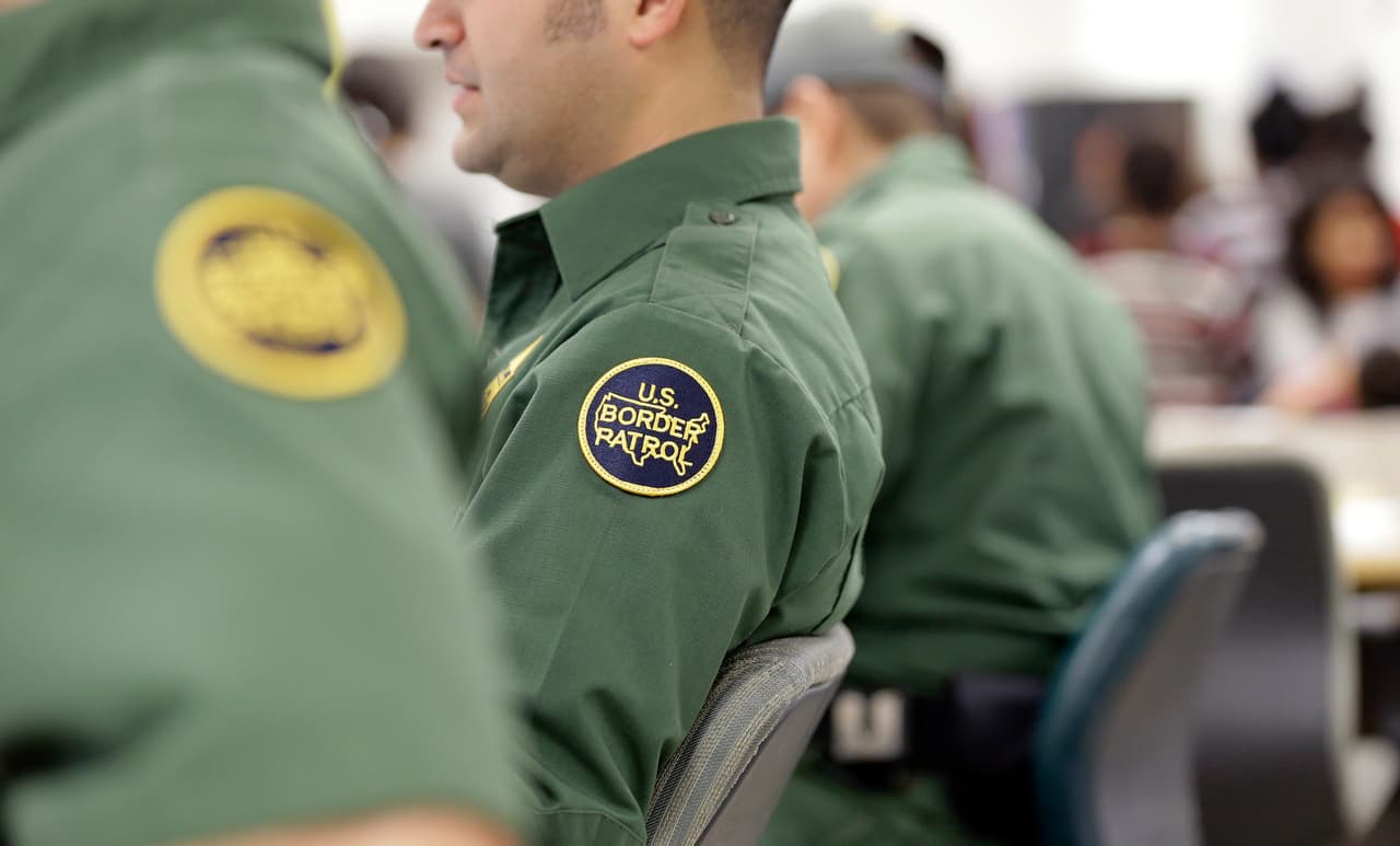 Rescatan a indocumentados mexicanos que estaban encerrados en una casa rodante en Texas