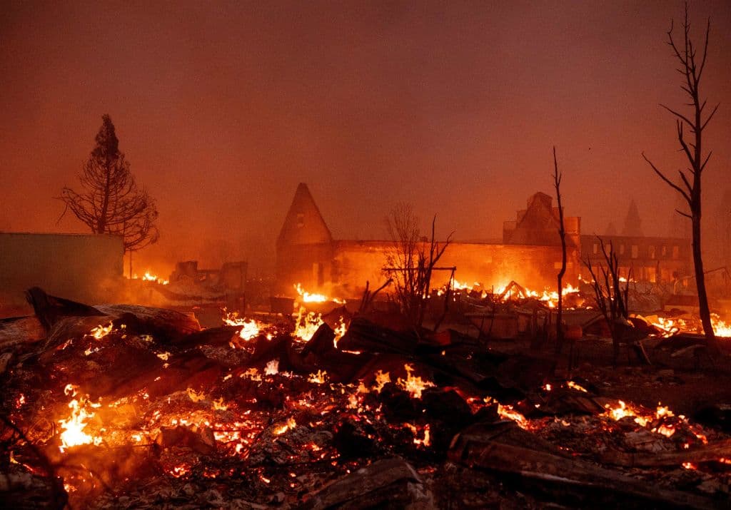 "Yo diría que la mayor parte del centro de Greenville está completamente destruida. Lo único que veo en pie en la calle principal es un Dollar General. Mi corazón está roto por esta hermosa y pequeña ciudad", 
<a href="https://twitter.com/stuartpalley/status/1423162562397437962" target="_blank">escribió en Twitter</a> el fotógrafo Stuart Palley, especializado en incendios.