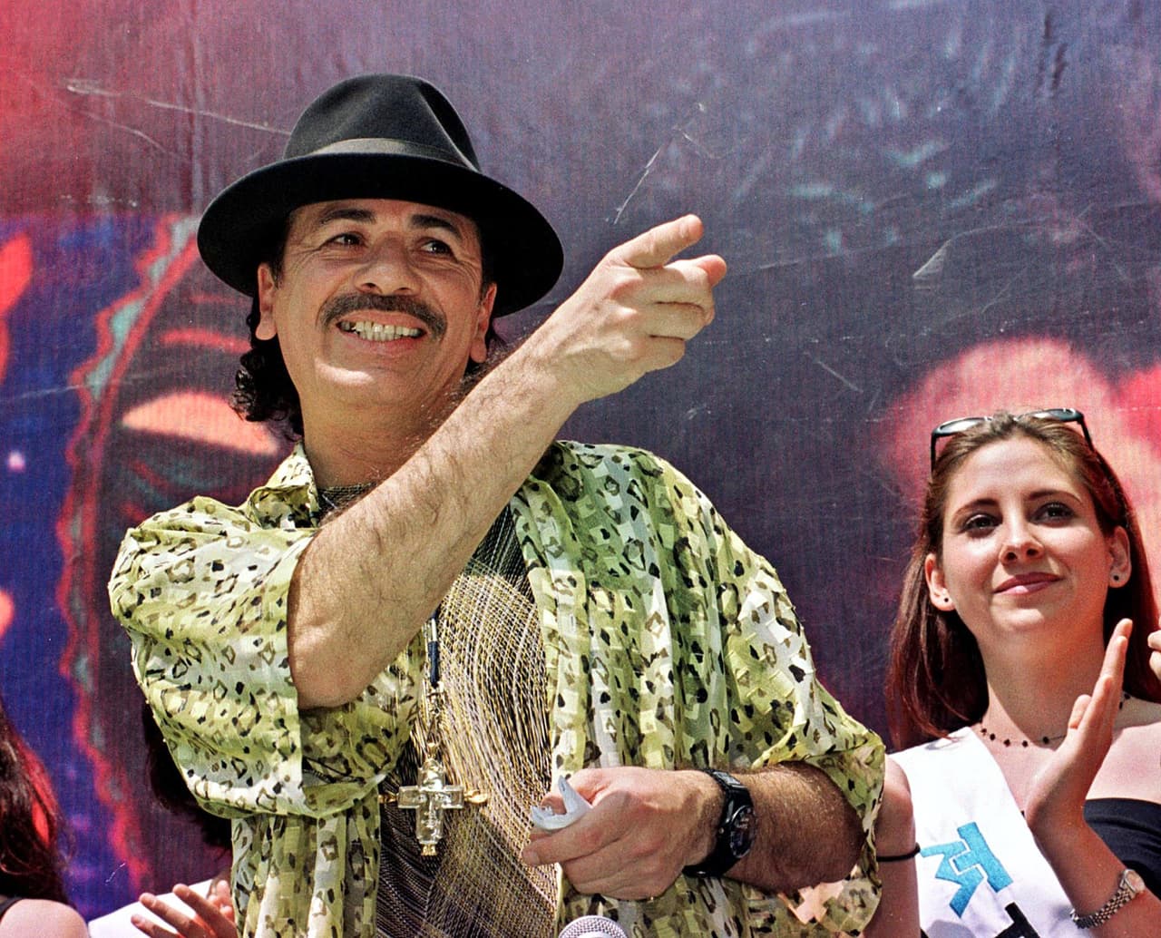<b>Carlos Santana. </b>Suele subir y bajar por los 5 primeros puestos del mejor guitarrista del mundo. Carlos Santana nació en Jalisco, México, donde aprendió a tocar la guitarra a la edad de 8 años. Cuando su familia emigró a San Francisco les siguió sin mucha convicción. Allí aprendió inglés, y remató sus conocimientos de guitarra que volverían loco al mundo.