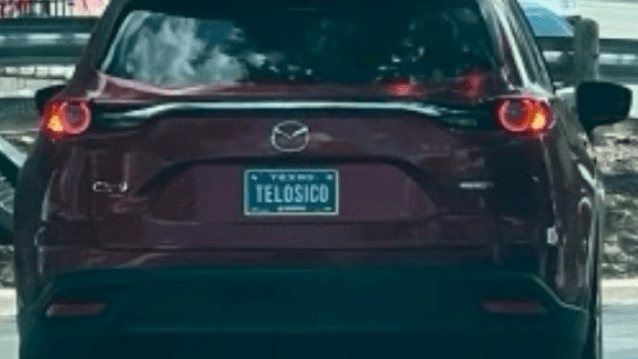 Autoridades buscan camioneta con placa falsa con palabra peculiar por posible robo en Texas