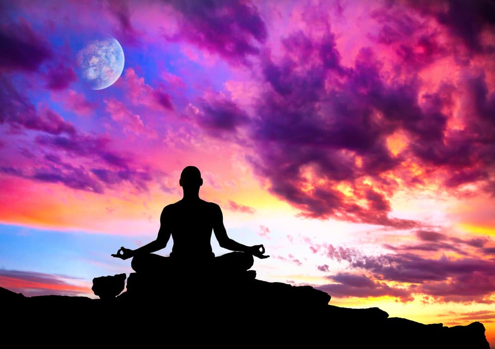 Antes de establecer tus intenciones, es recomendable relajarse y crear una conexión con la luna. Para conseguirlo medita sobre tus intenciones, lánzalas al universo o escríbelas en papel y colócalas debajo de la botella mientras el agua se carga con la energía de la luna.
<br>
