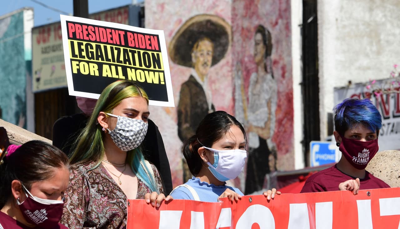 <b>¿Por qué no todos los indocumentados?</b>
<br>
<br>La iniciativa de los congresistas busca ser lo más justa posible, enfocándose en aquellos indocumentados más expuestos a los contagios de covid-19. Los 
<a href="https://www.ncbi.nlm.nih.gov/pmc/articles/PMC7241973/" target="_blank">Institutos Nacionales de Salud de los Estados Unidos</a> señalan que, por la naturaleza de sus empleos, los empleados esenciales y sus familias son más propensos a contagiarse de coronavirus y, en consecuencia, contribuyen al impacto desproporcionado que la pandemia tiene en las comunidades de color.