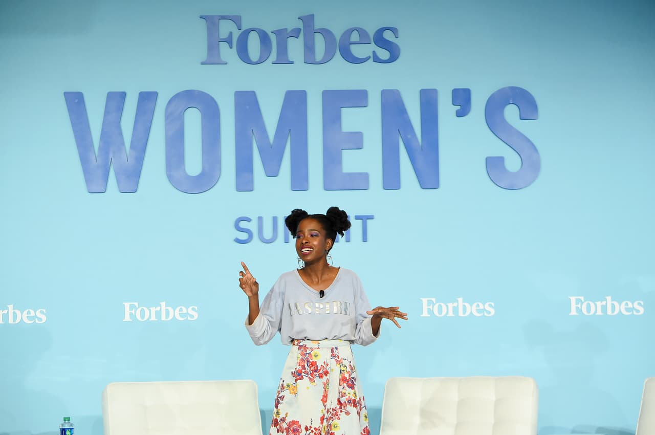 Cuando Gorman leyó la semana pasada su poema en la juramentación de Biden, usó un anillo de un pájaro enjaulada que le obsequió Oprah Winfrey, quien fue amiga de la difunta poeta Maya Angelou. En 2019 Gorman participó en la reunión de Mujeres de Forbes, en Nueva York.